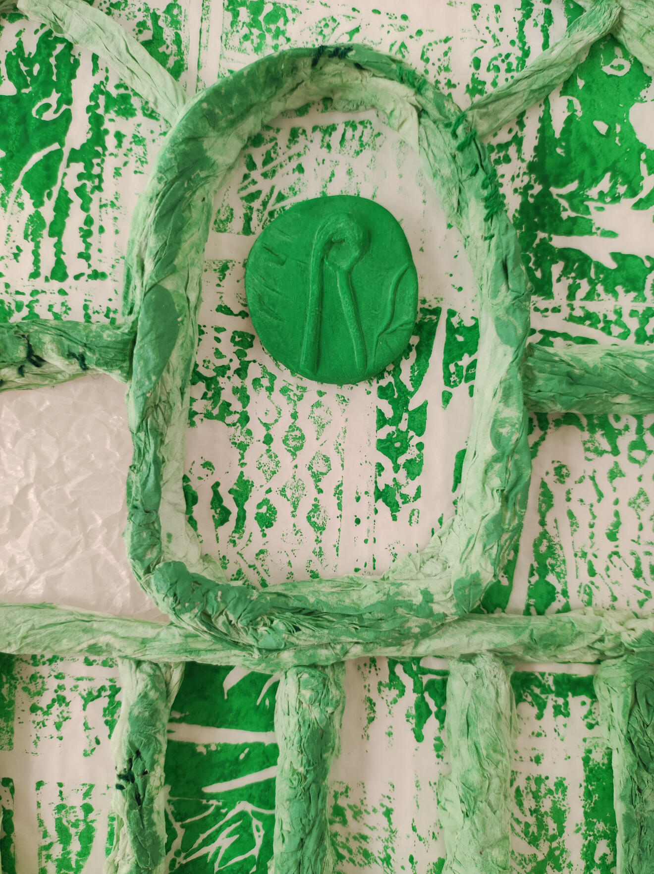 Palimpseste 3 Sculpture en ouate incluant des impressions vertes faites à la linogravure