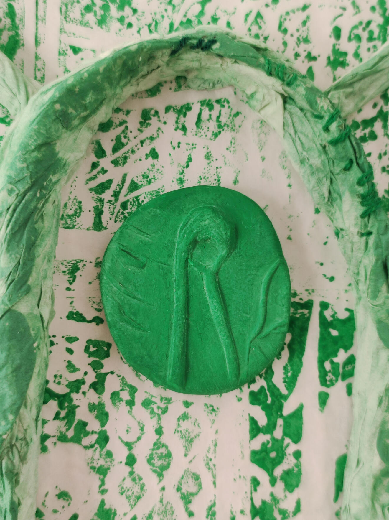 Palimpseste 3 Sculpture en ouate incluant des impressions vertes faites à la linogravure